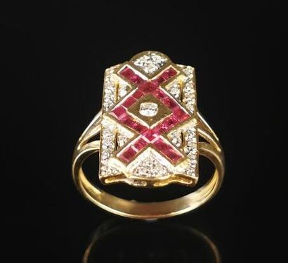 null Bague en or jaune, ornée de diamants et de rubis taille princesse.
Tour de doigt...