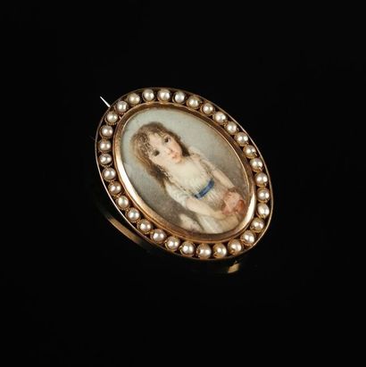 null Broche en or jaune et perles, à décor d'une miniature figurant au verso et au...