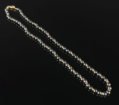 null Collier en perles d'hématite et anneaux d'or, le fermoir en or jaune.
L_47 cm.
Poids...