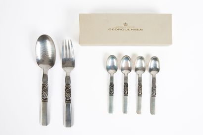 null Georg JENSEN.
Flatware and four silver mocha spoons, Scroll model.
170 grams
L_17...