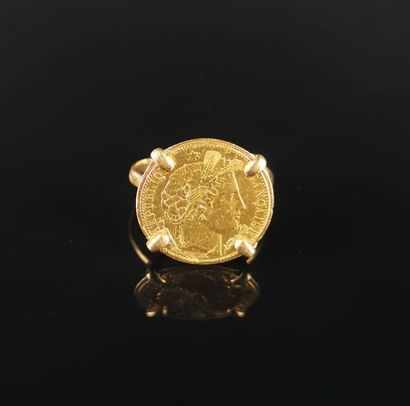 null Bague en or jaune ornée d'une pièce de 10 francs Cérès 1896 A. 
Tour de doigt...