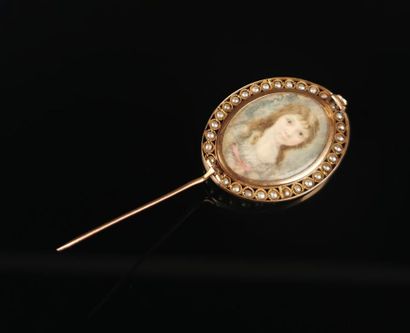 null Broche en or jaune et perles, à décor d'une miniature figurant au verso et au...