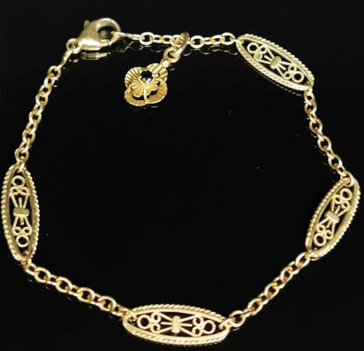 null Bracelet en or jaune filigrané orné d'un pendentif serti d'un petit saphir.
L...