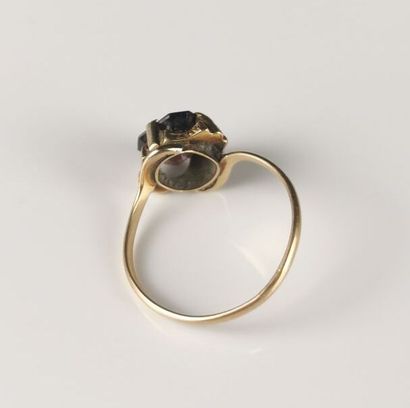 null Yellow gold ring set with a garnet in claw setting.
Finger size : 57.
Gross...