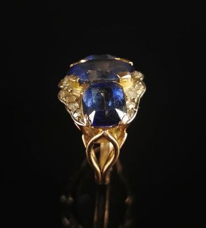 null Antique gold and silver ring, set with three blue stones, the central oval shouldered...