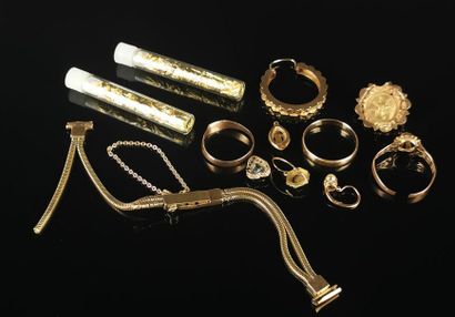 null Lot en or comprenant :
Deux anneaux en or rose, une monture de bague coupée...