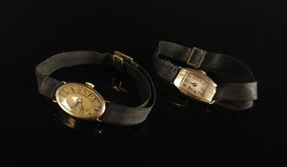 null Deux montres de deuil, les boitiers en or, les bracelets en tissu noir et les...