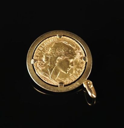null Pendentif en or jaune orné d'une pièce de 20 francs or au coq.
D_ 2.1 cm.
8.35...