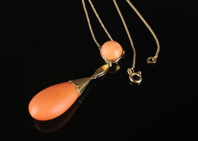 null Collier en or jaune.
La chaîne retenant un pendentif formé d'une goutte de corail...