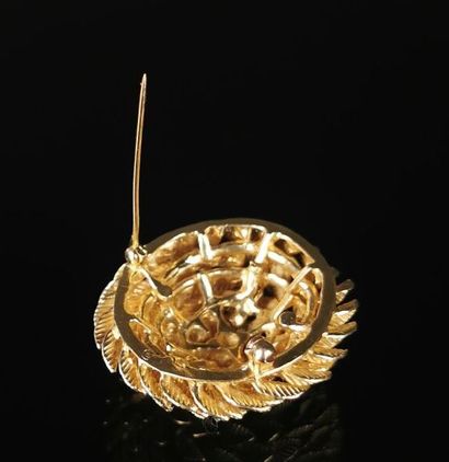 null Broche circulaire en or jaune à décor de feuillage stylisé. 
D_3,4 cm.
18,06...