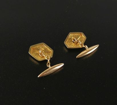 null Paire de bouton de manchettes en or jaune de forme hexagonale, ornés de diamants...