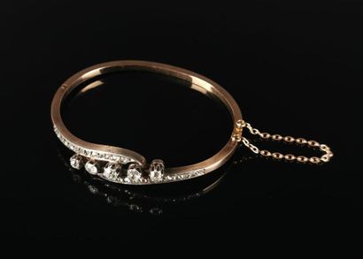 null Bracelet jonc en or rose orné de diamants, dont cinq principaux.
Avec sa chaîne...