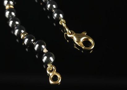 null Collier en perles d'hématite et anneaux d'or, le fermoir en or jaune.
L_47 cm.
Poids...