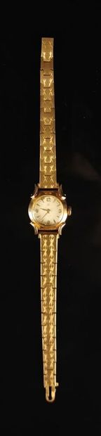 null UTI.
Lady's wristwatch in yellow gold, the dial and the back in gold.
Baton...