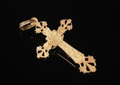 null Pendentif croix en or jaune figurant le Christ. 
H_5 cm.
3,94 grammes, 18K,...