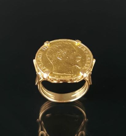 null Yellow gold ring set with a 10-franc gold Napoleon III coin.
Finger size: 56.
11.90...
