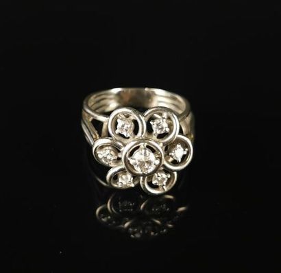 null Bague en or blanc et sertie de petits diamants dont un central plus important.
Tour...