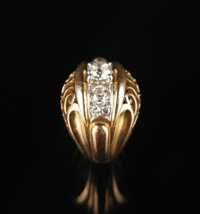 null Bague ajourée en or à motif végétal ornée d'un diamant principal taille ronde...
