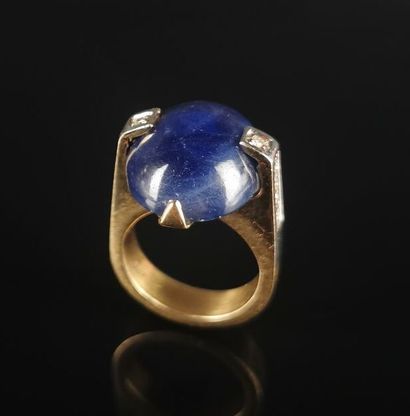 null Importante bague en or deux tons, ornée d'un cabochon de saphir épaulé de diamants.
Tour...