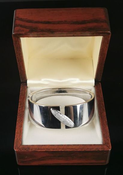 null Bracelet rigide en or gris orné de diamants sur un motif baguette.
Double huit...