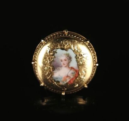 null Bague en or jaune à décor d'un portrait émaillé, dans le style du XVIIIème siècle.
Tour...