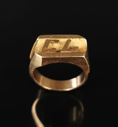 null Chevalière en or jaune, monogrammée "CL".
Tour de doigt : 62.
13,10 grammes,...