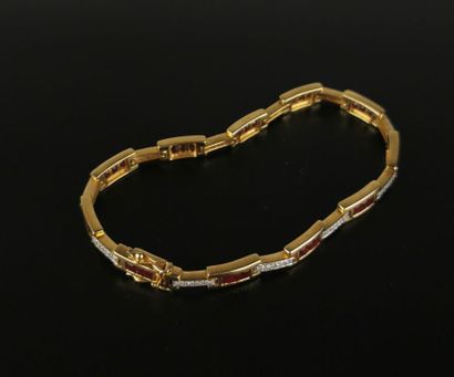 null Bracelet en or jaune sertie d'une ligne de onze médaillon rectangulaires ornés...