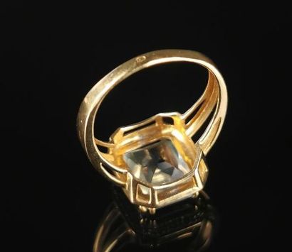 null Bague en or jaune et blanc sertie d'une aigue-marine rectangulaire entourée...