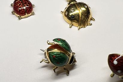 null Broche coccinelle à ailes déployées en or jaune et émail orangé, vert et noir...