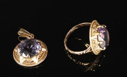 null Ensemble en or et pierres violettes comprenant une bague et un pendentif. 
Tour...