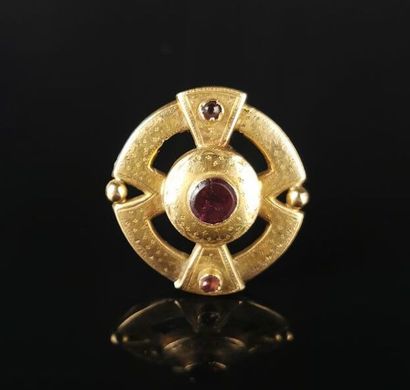 null Brooch in yellow gold, circular shape, decorated with purple stones.
D_ 3 cm.
Gross...