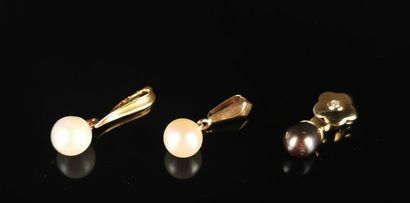 null Ensemble de trois pendentifs en or jaune, deux sont ornés d'une perle de culture,...