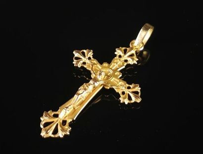 null Pendentif croix en or jaune figurant le Christ. 
H_5 cm.
3,94 grammes, 18K,...