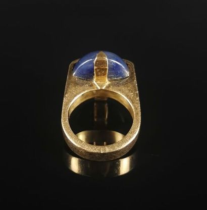 null Importante bague en or deux tons, ornée d'un cabochon de saphir épaulé de diamants.
Tour...