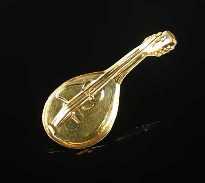 null Broche en or jaune figurant une mandoline.
Travail italien signé "Tasino" (?).
L_...
