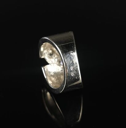 null Bague en or gris ornée de quatre diamants en serti griffes sur un motif baguette.
Le...