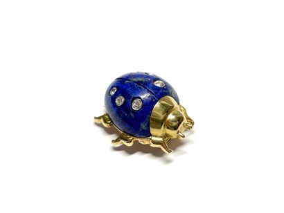 null CARTIER, Paris.
Clip de revers coccinelle à ailes repliées en or jaune et lapis...