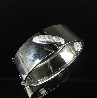 null Bracelet rigide en or gris orné de diamants sur un motif baguette.
Double huit...