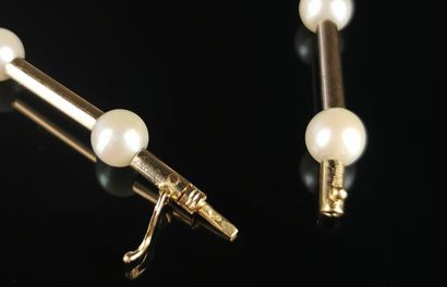 null Collier moderniste articulé en or jaune alternant baguettes et perles blanches.
Huit...