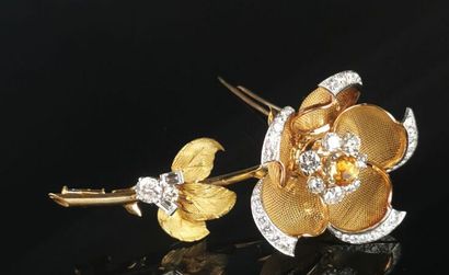 null Broche trembleuse à mécanisme en or figurant une fleur, le centre orné d'une...