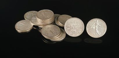 Seize pièces de 5 Francs Semeuse en argent.
192...