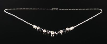 null Collier en or gris moderniste, orné de cinq diamants pesant environ 0,4 carats...