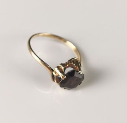 null Yellow gold ring set with a garnet in claw setting.
Finger size : 57.
Gross...