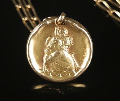 null Chaîne en or jaune à maille cheval ornée d'un médaillon figurant St Christophe...