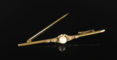null Broche barrette en or jaune à décor floral ornée d'une perle.
Vers 1910.
L_...