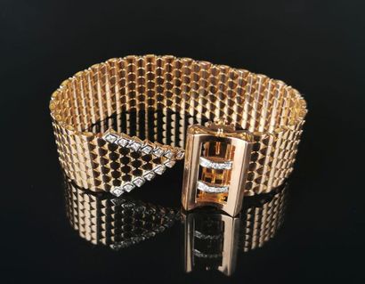 null Gold and platinum belt bracelet with five notches of closure, the arrow and...
