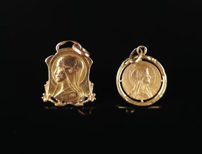 null Réunion de deux médailles en or jaune figurant la Sainte Vierge. 
Longueur :...