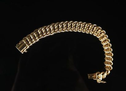 null Bracelet en or jaune à maille américaine.
Huit de sécurité.
L_19 cm.
29,86 grammes,...