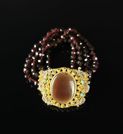 null Bracelet en pomponne à quatre rangs de perles facettées en verre rouge, décoré...