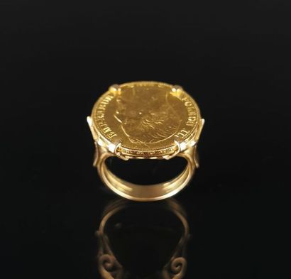 null Bague en or jaune ornée d'une pièce de 10 francs or Napoléon III.
Tour de doigt...